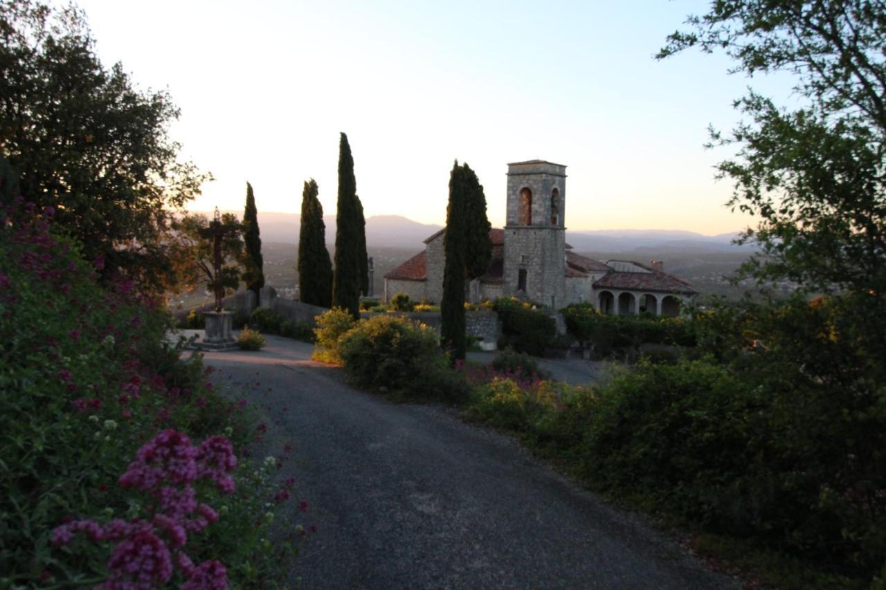 le rocher de Sampzon Buitenkant foto