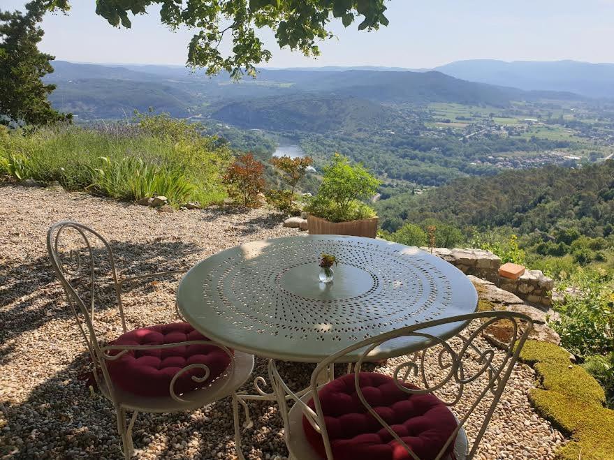 le rocher de Sampzon Buitenkant foto